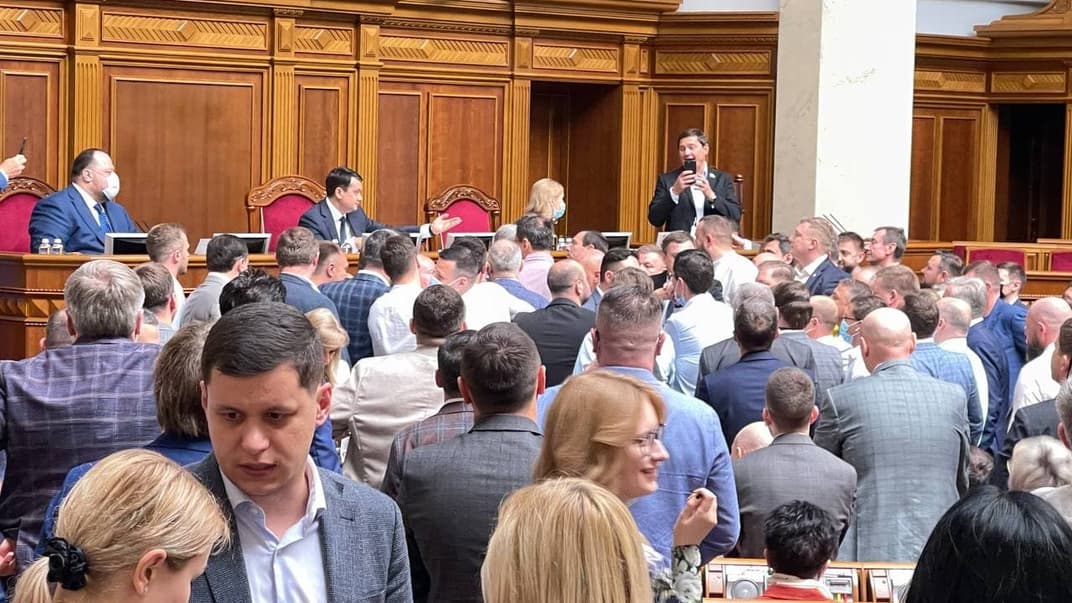 Стычка между депутатами «Слуги Народа» и «Оппозиционной платформы — За жизнь» в Верховной Раде, 17 июня 2021 года