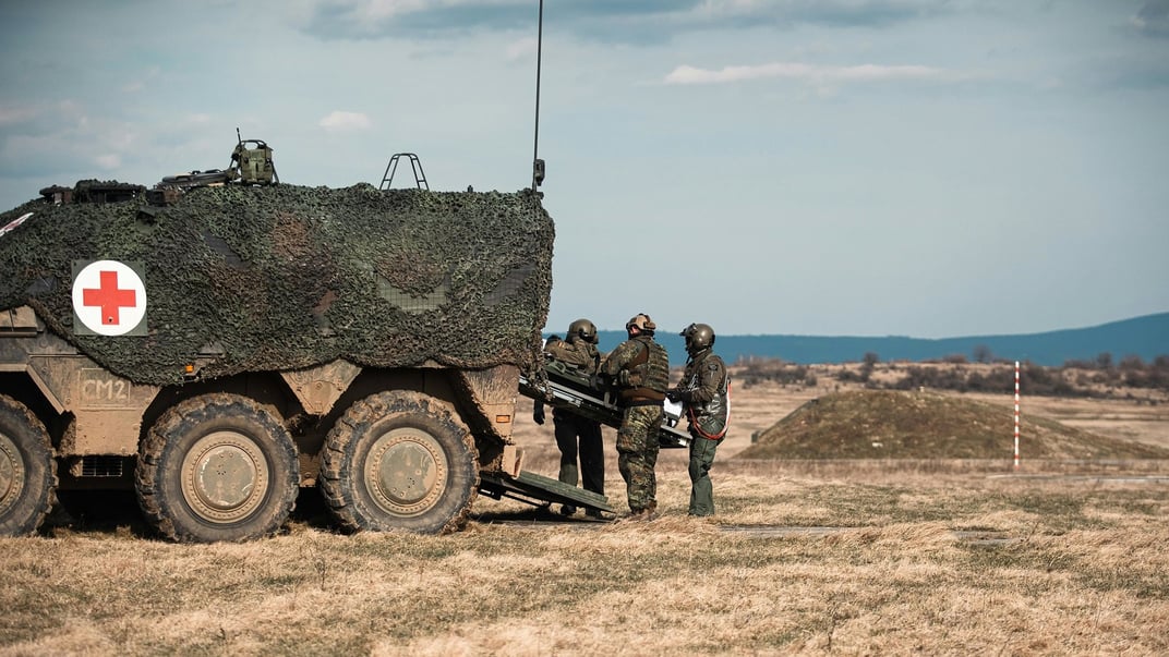 Иллюстративная фотография. Немецкая команда медиков тренируется во время учений «Словацкий щит» в 2023 году