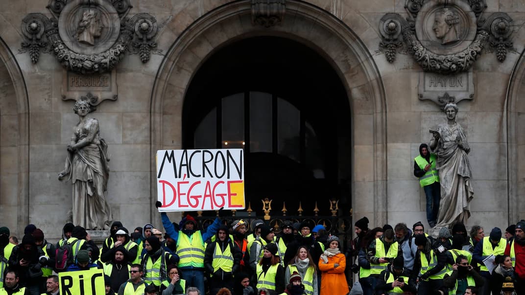 «Жовті жилети» протестують перед будівлею опери з закликами до відставки президента Макрона
