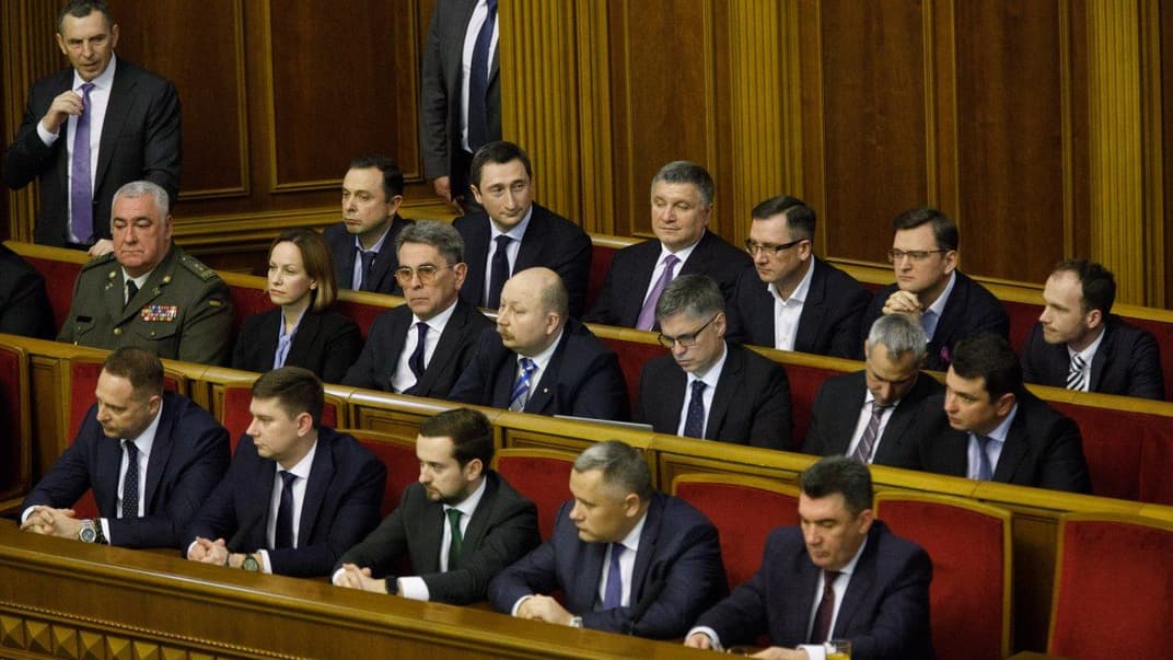 Предложенные кандидатуры министров вместе с представителями Офиса президента ожидают голосования за новое правительство во время заседания Верховной Рады, Киев, 4 марта 2020