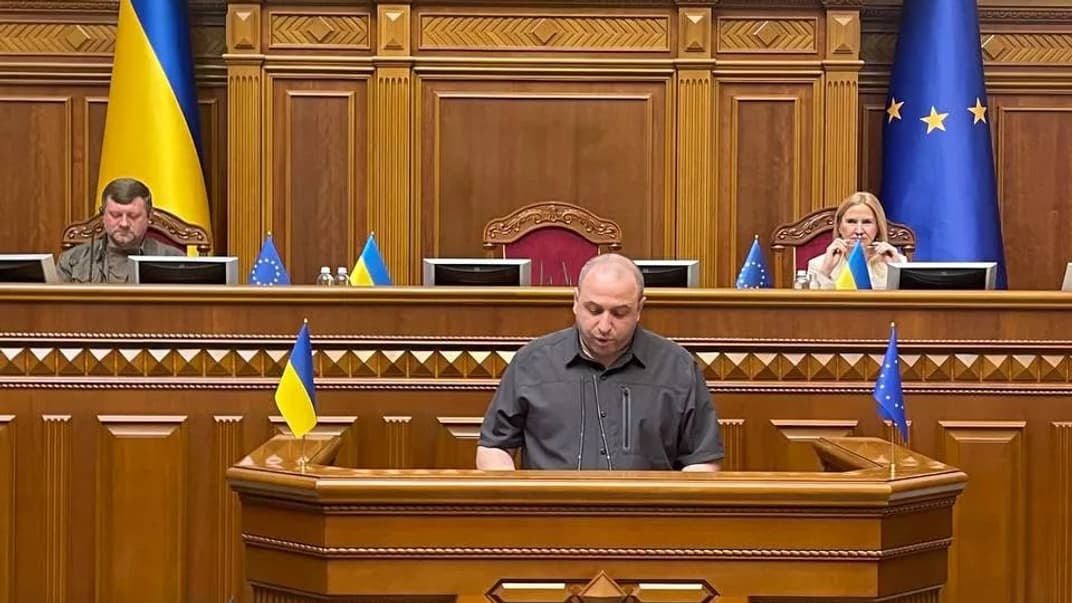 Рустем Умєров виступає у Верховній Раді під час голосування за його звільнення з посади керівника Фонду держмайна, 5 вересня 2023 року