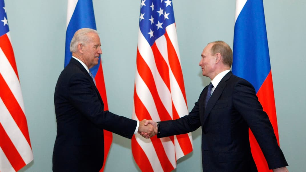 Вице-президент США Джо Байден здоровается с российским премьер-министром Владимиром Путиным, Москва, Россия, 10 марта 2011 года