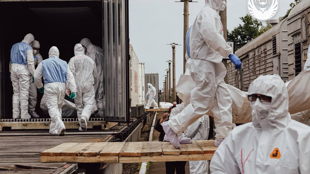 Специалисты работают во время репатриации тел погибших украинцев