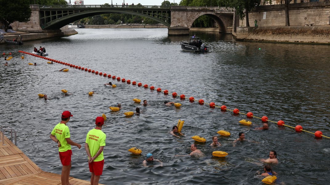Люди плавають у Сені в день її відкриття у Парижі, 5 липня 2025 року
