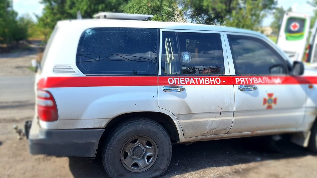 Броньований евакуаційний автомобіль ДСНС, який потрапив під обстріл