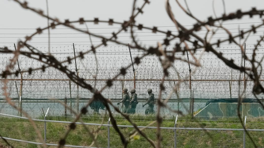 Солдати армії Південної Кореї проходять повз огорожу з колючого дроту в Паджу біля кордону з Північною Кореєю, 19 квітня 2024 року