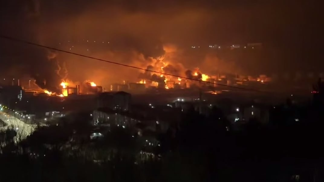 У російському Туапсе — масштабна пожежа в морському порту після атаки безпілотників (ВІДЕО)