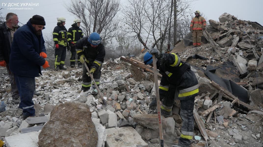 Рятувальники звершують аварійно-пошукові роботи на місці ракетного удару, внаслідок якого зруйновано житловий будинок