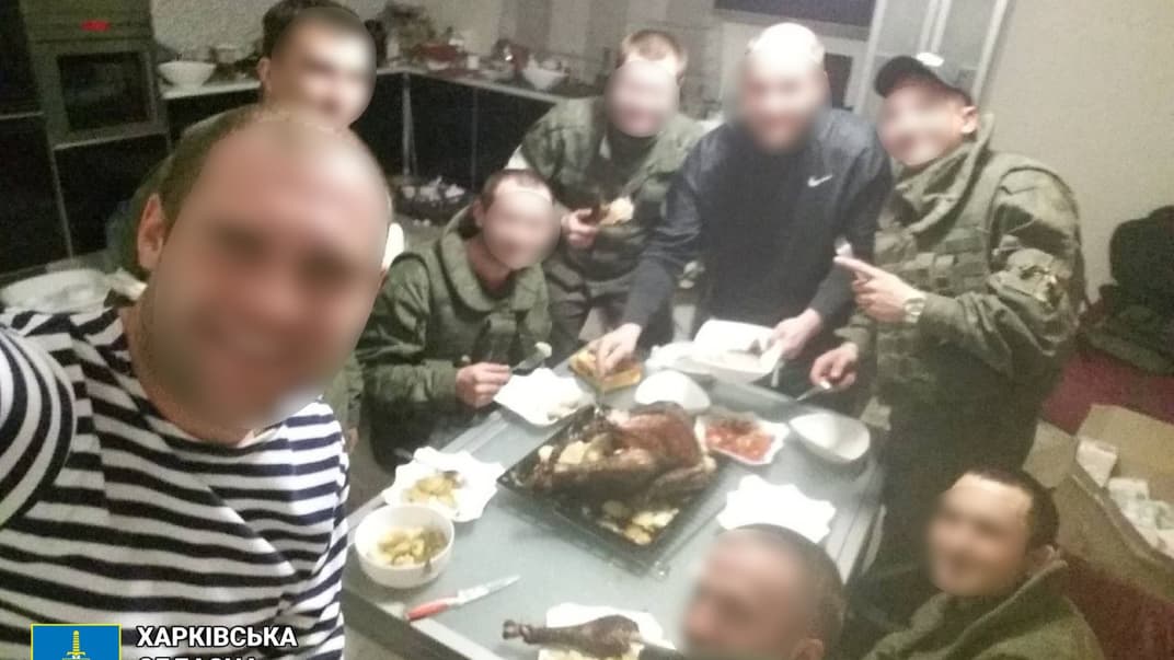 Фотографії, які російські військові зробили на вкрадені телефони під час окупації села Циркуни Харківської області