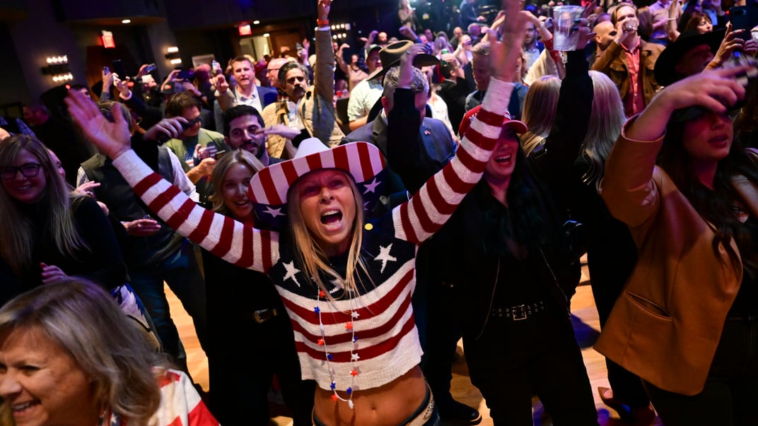 Сторонники кандидата в Сенат от Монтаны от Республиканской партии Тима Шихи на ночной вечеринке перед выборами, 6 ноября 2024 года