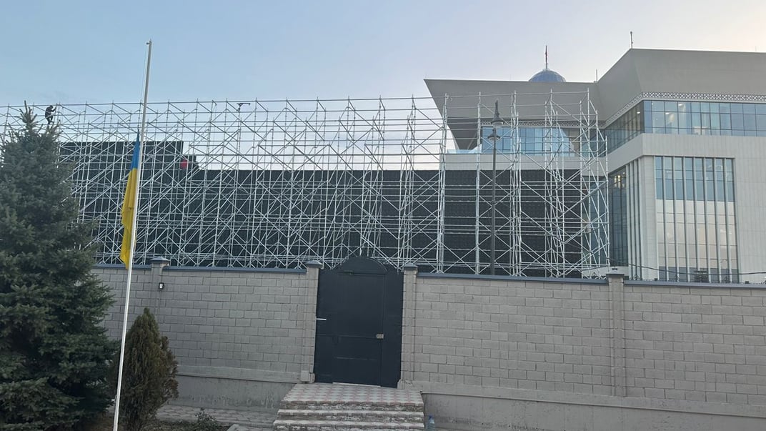 Зведення конструкції біля посольства України у Киргизстані
