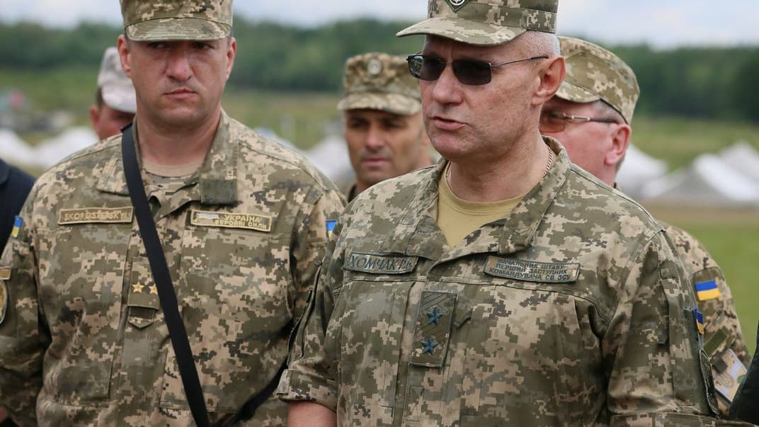 Новопризначений начальник Генштабу, генерал-лейтенант Збройних сил України Руслан Хомчак (праворуч), Львівська область, 6 липня 2016 року