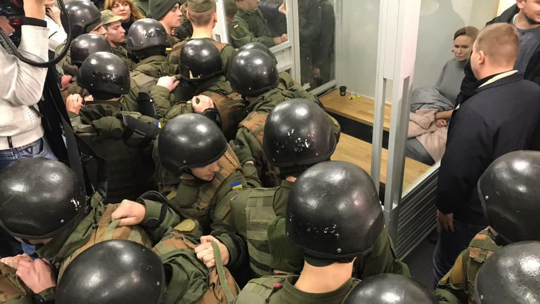 Штурм в зале суда, где не состоялось заседание по подозреваемой в убийстве Павла Шеремета Юлии Кузьменко