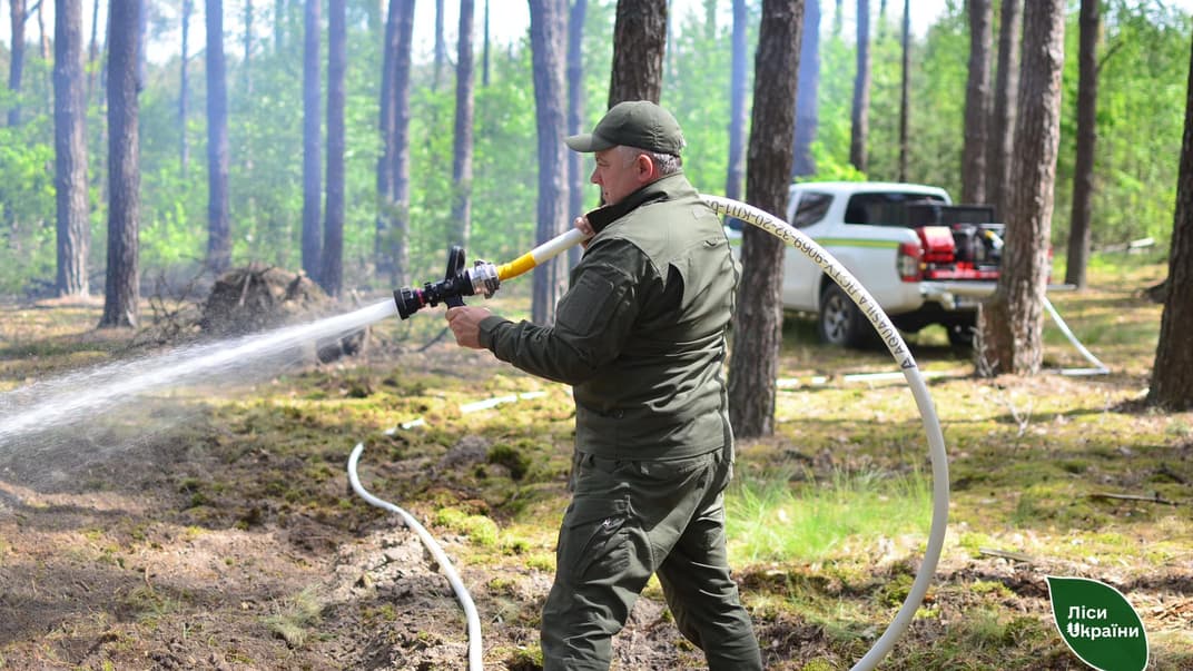 Ілюстративне фото. Працівник ДП «Ліси України» гасить лісову пожежу