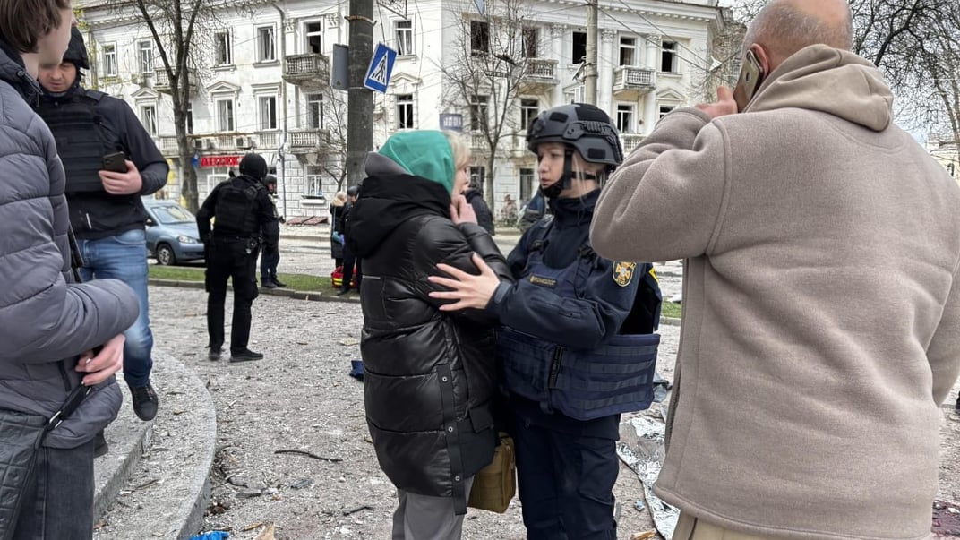 Люди на месте удара по городу Сумы