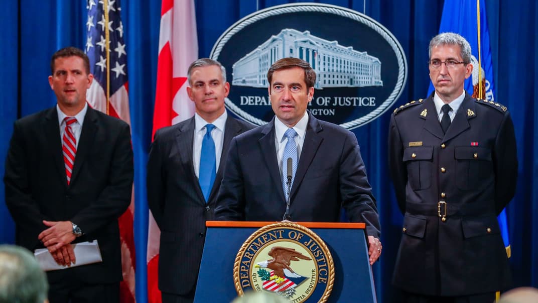 Джон Демерс, помічник генерального прокурора Департаменту національної безпеки Міністерства юстиції США, оголошує кримінальне обвинувачення проти сімом співробітникам ГРУ Російської Федерації у Вашингтоні, округ Колумбія, США, 4 жовтня 2018 року.