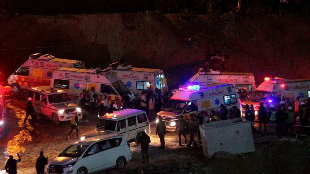 Кареты скорой помощи забирают рабочих, которых спасли из-под земли в Индии