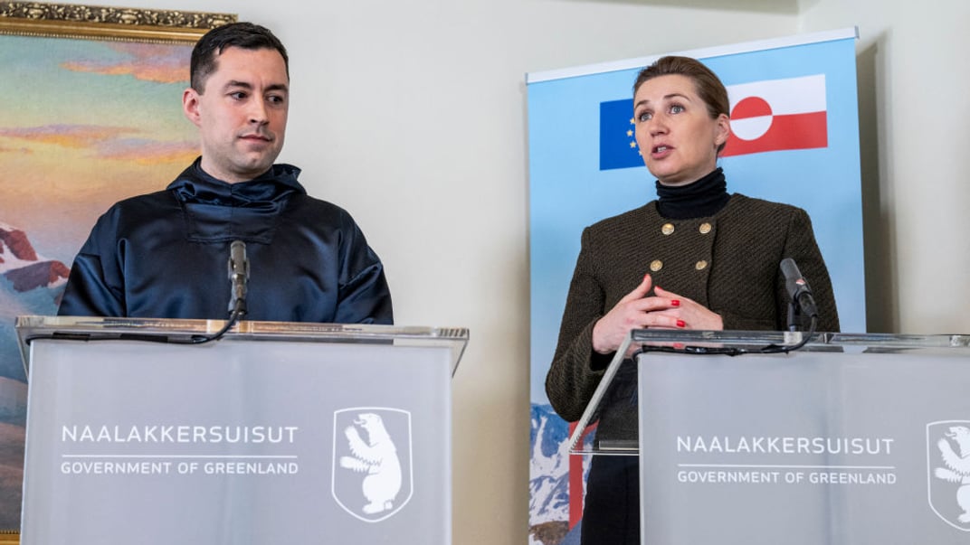Прем'єр-міністр Гренландії Муте Егеде разом з прем'єр-міністеркою Данії Метте Фредеріксен на відкритті офісу Єврокомісії у Нууці — столиці острівної країни
