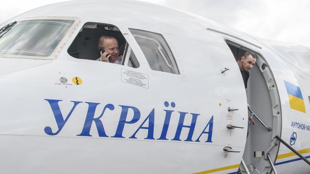 Український режисер Олег Сенцов виходить з літака, яким в аеропорт «Бориспіль» прибули звільнені з російського полону українські моряки та політв'язні, 7 вересня 2019 року
