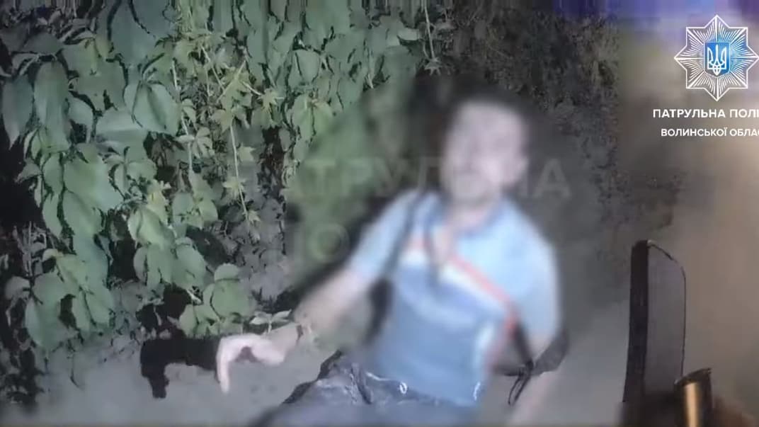Чоловік, якого поліціянти провели додому