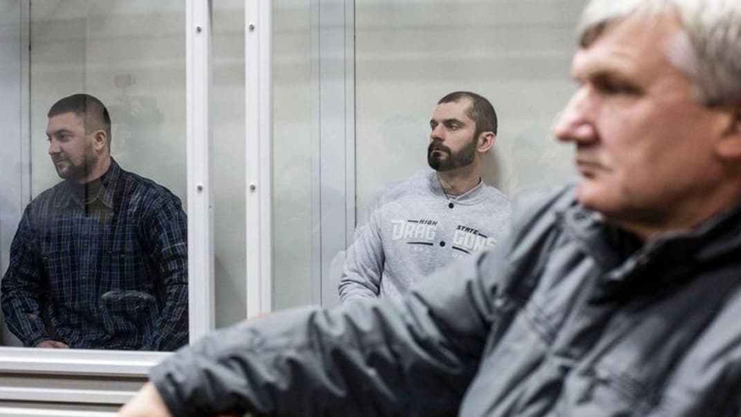 Обвиненные бывшие «беркутовцы» Александр Маринченко (слева) и Олег Янишевский на скамье подсудимых Святошинского райсуда Киева, 14 ноября 2017 года