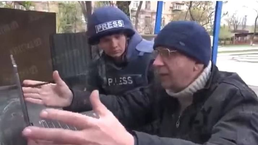 Электромонтер по ремонту и обслуживанию электрооборудования «Азовстали» (впереди)