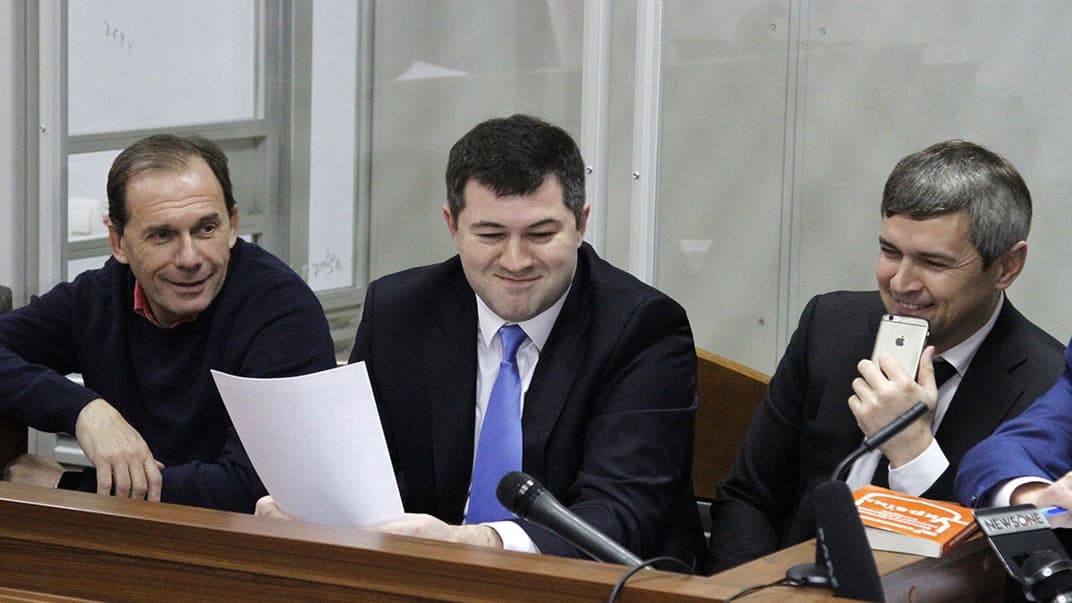 Відсторонений від посади глави ДФС Роман Насіров (у центрі) з адвокатами Олександром Лисаком, (праворуч) та Ігорем Фоміним під час засідання Шевченківського райсуду Києва за обвинуваченням Насірова у зловживанні службовим становищем, 7 грудня 2017 року