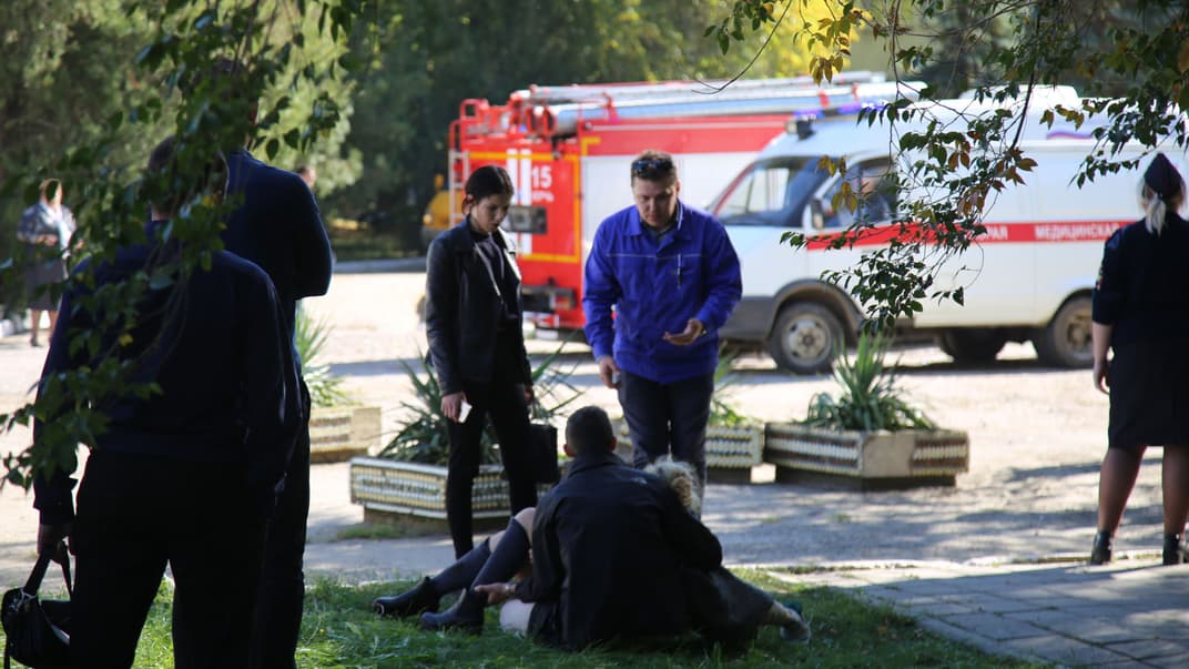 Поліція та медики працюють на місці вибуху та стрілянини в коледжі у Керчі, Крим, 17 жовтня 201