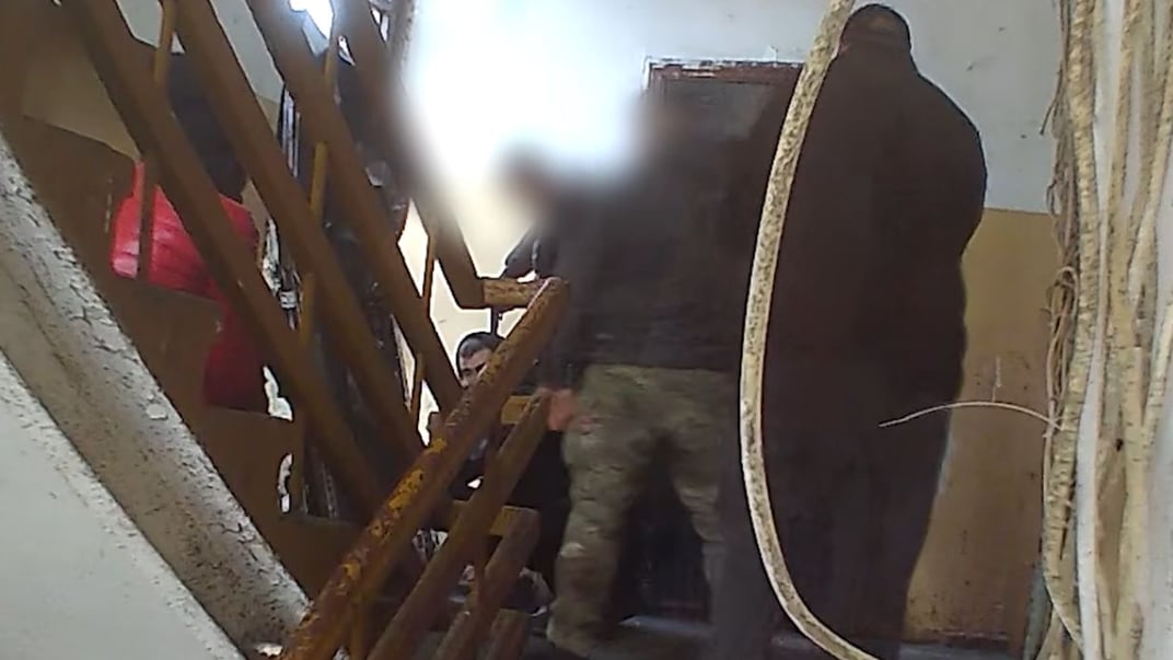 Військові ТЦК, які представилися як СБУ, погрожують чоловікові зброєю  в під'їзді