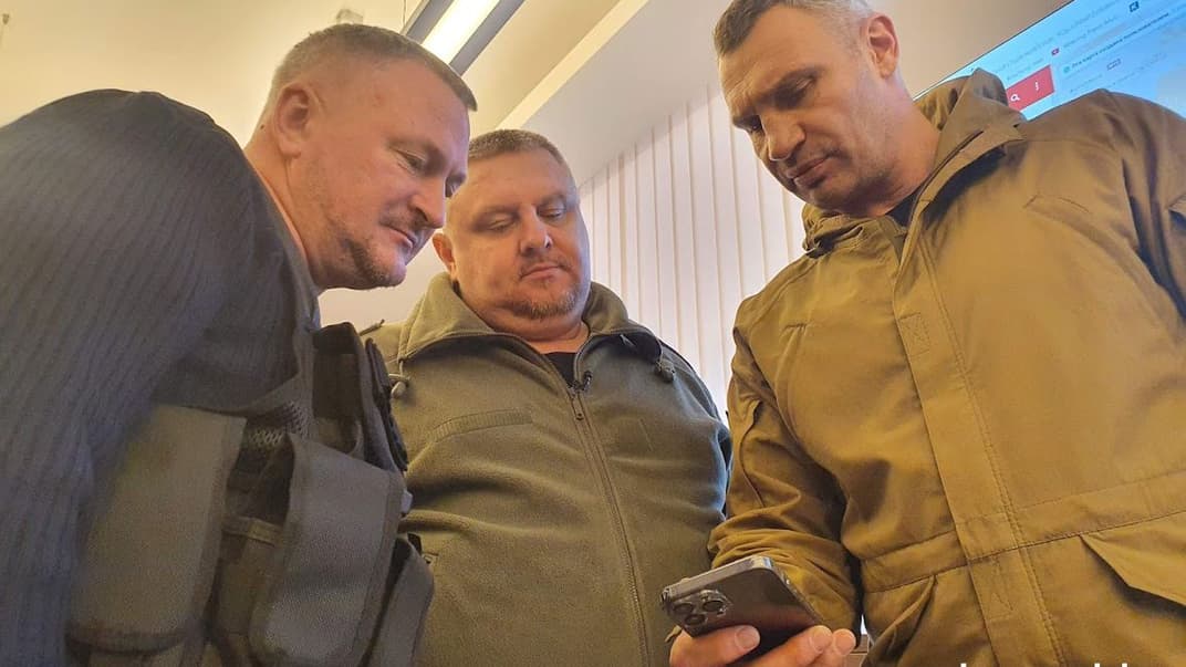 Заступник голови Київської військово-цивільної адміністрації Андрій Крищенко, радник голови Нацполіції Сергій Князєв, міський голова Києва Віталій Кличко