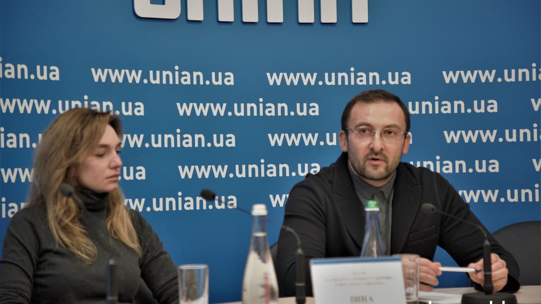 Депутат Киевского областного совета Вячеслав Соболев с женой Инной на брифинге 15 января 2020