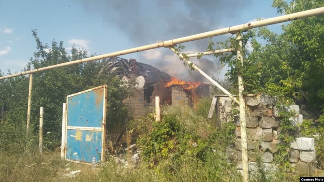 На Донбасі спалахнула пожежа через обстріли бойовиків — «Донбас.Реалії»