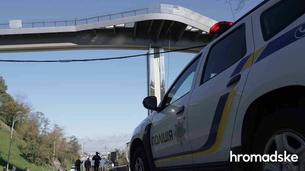 Пішохідний міст у Києві після російського обстрілу, 10 жовтня 2022 року