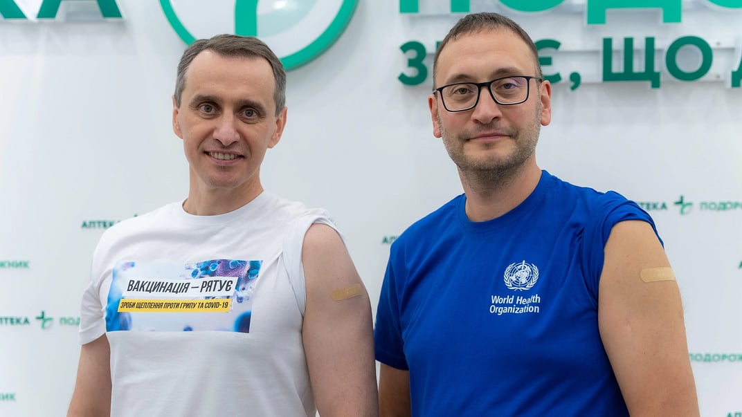 Министр здравоохранения Виктор Ляшко и глава Бюро ВОЗ в Украине Ярно Хабихт после прививки