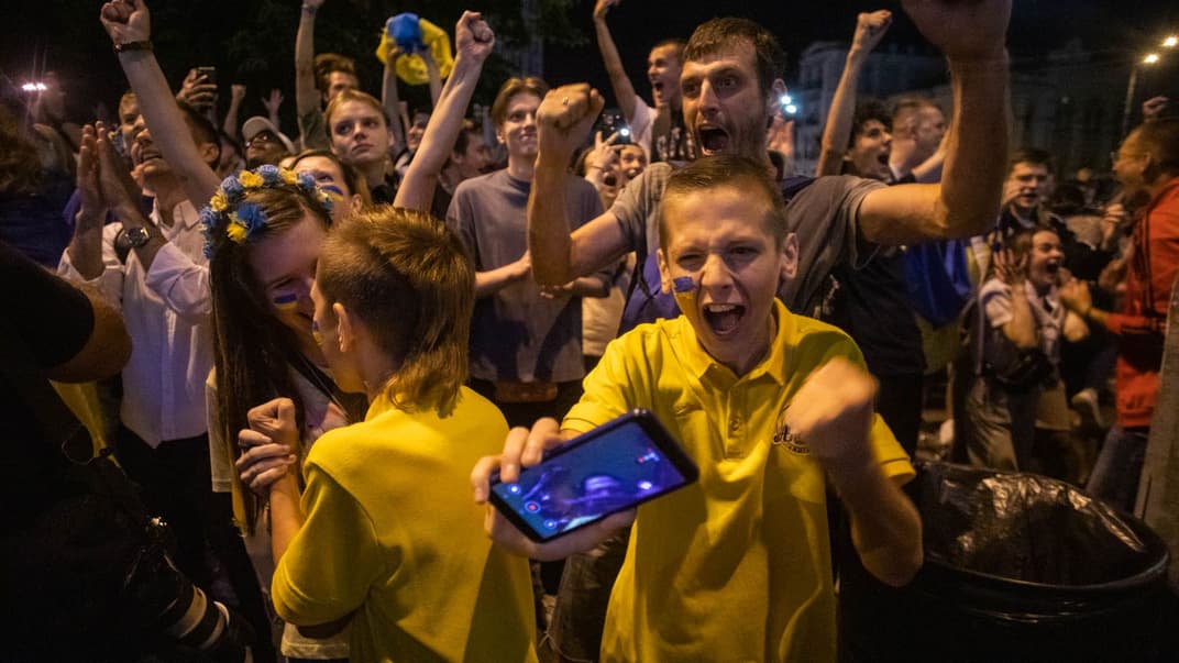 Болельщики в Киеве празднуют победу сборной Украины над Швецией в матче 1/8 финала Чемпионата Европы
