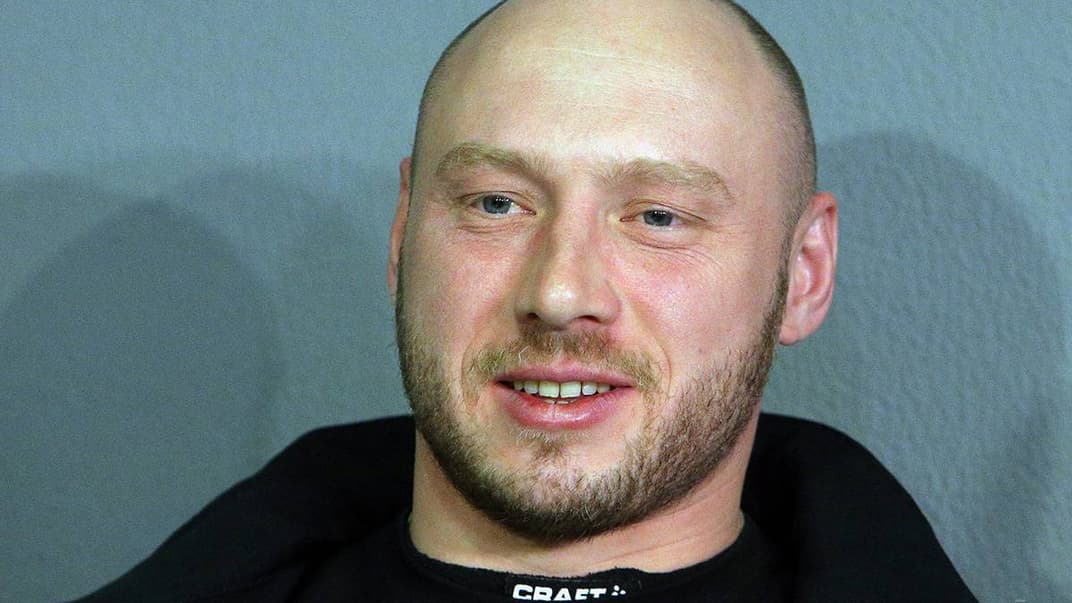 Звільнений український моряк Андрій Новічков, який повернувся з Ірану, в аеропорту «Бориспіль», 10 січня 2019 року. В Ірані Новічкову загрожувала смертна кара, його два роки тримали в тюрмі за звинуваченням в убивстві іранця. Андрія Новічкова обміняли на громадянина Ірану, якого в Україні звинуватили у шпигунстві