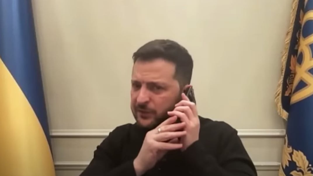 Зеленському під час розмови з журналістами зателефонував Макрон