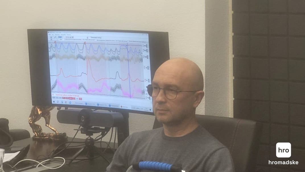 Олександр Лієв проходить перед журналістами тест на поліграфі