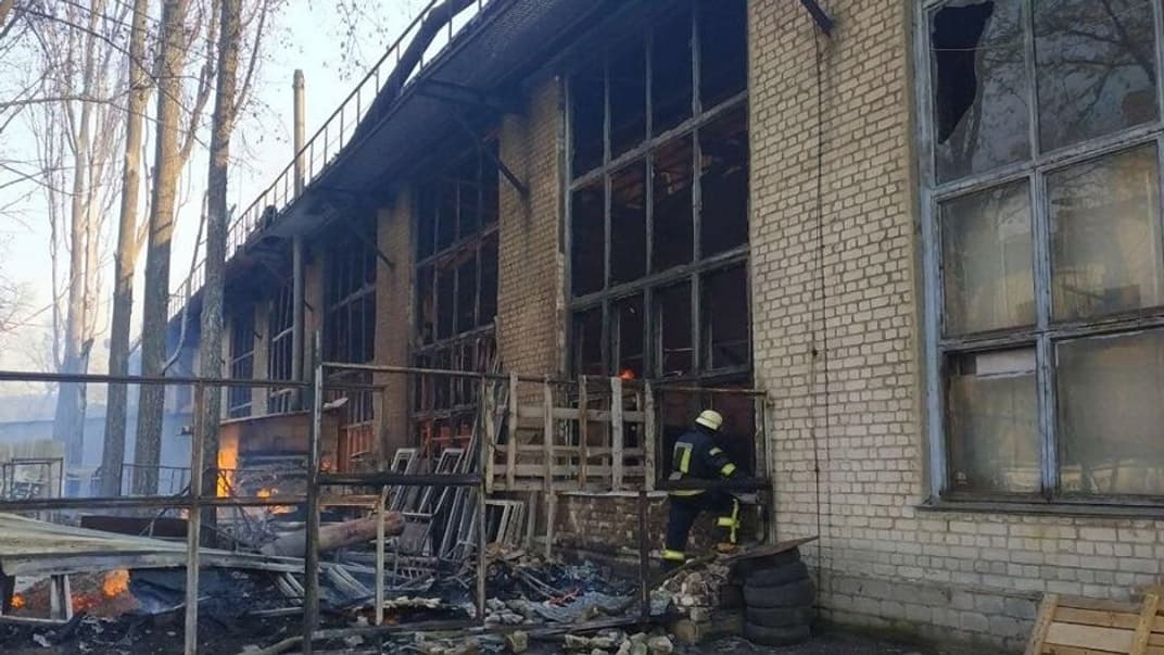 Склад на вулиці Бориспільська у Києві, де сталася пожежа