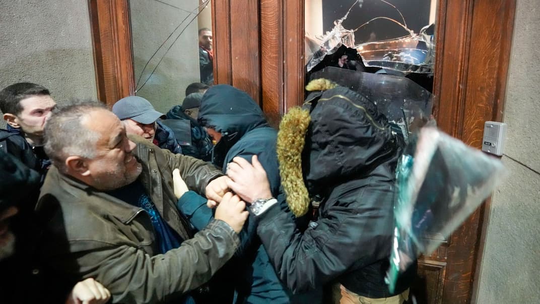 Прихильники опозиції намагаються прорватися до мерії Белграда на знак протесту проти виборів, 24 грудня 2023 року