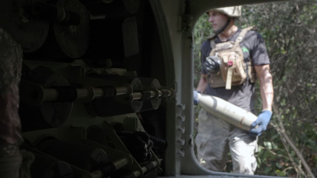 Український військовослужбовець зі зброєю в руках (ілюстративне фото)