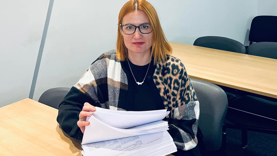 Депутатка Ольга Стефанишина тримає роздруківки з правками до законопроєкту про медичний канабіс