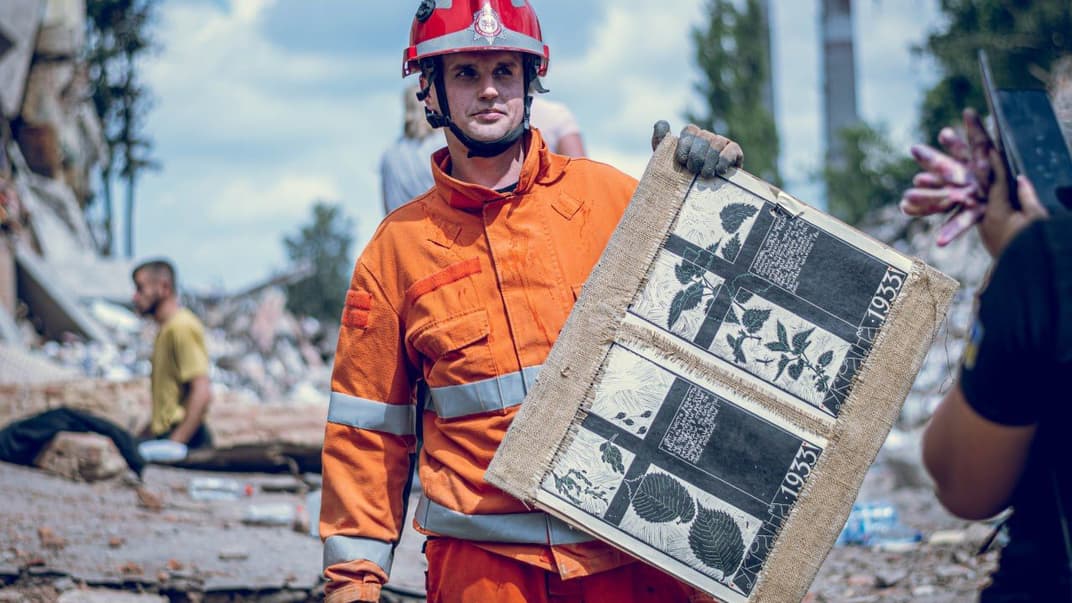 Надзвичайники врятували 66 унікальних гравюр Миколи Бондаренка, присвячених Голодомору