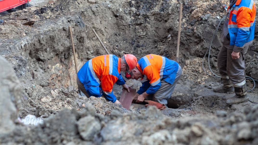 Після поновлення подачі гарячої води в Києві прорвало 300 труб