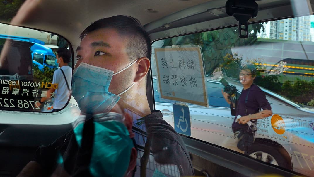 Тун Инкит прибывает в полицейском авто к залу суда. Гонконг, 6 июля 2020 года