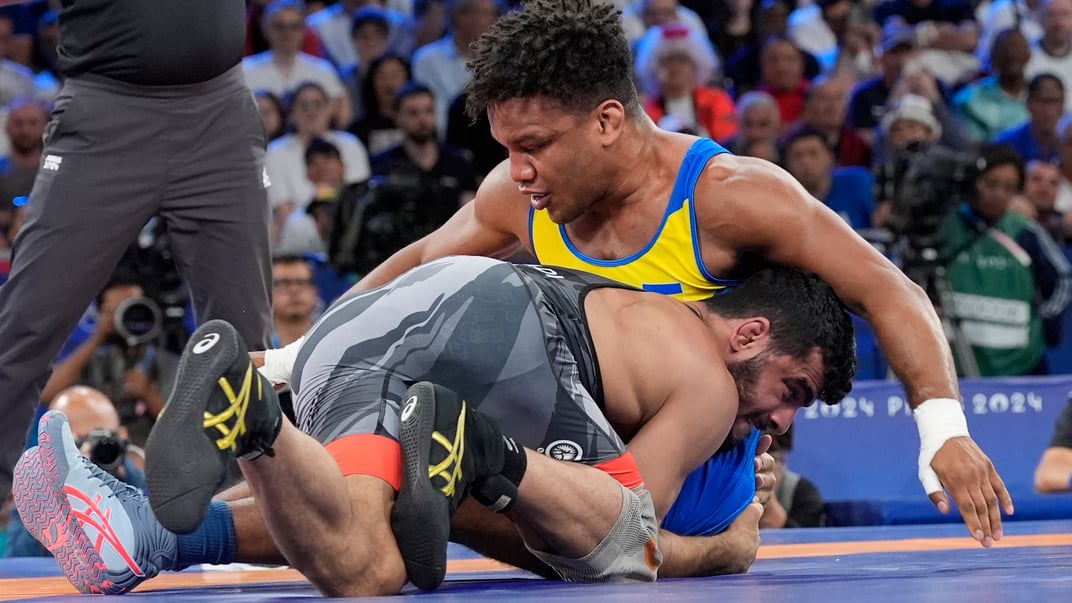 Иранец Алиреза Мохмадипиани и украинец Жан Беленюк во время полуфинального поединка на Олимпийских играх в Париже