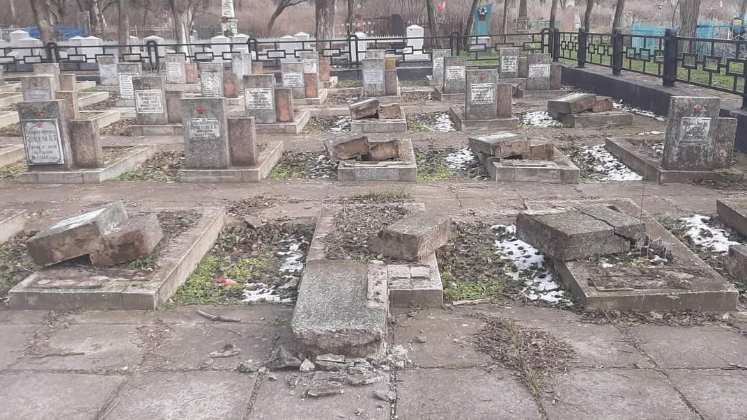 У Херсоні розбили 17 пам’ятників братської могили воїнам-визволителям Другої світової. Поліція почала розслідування