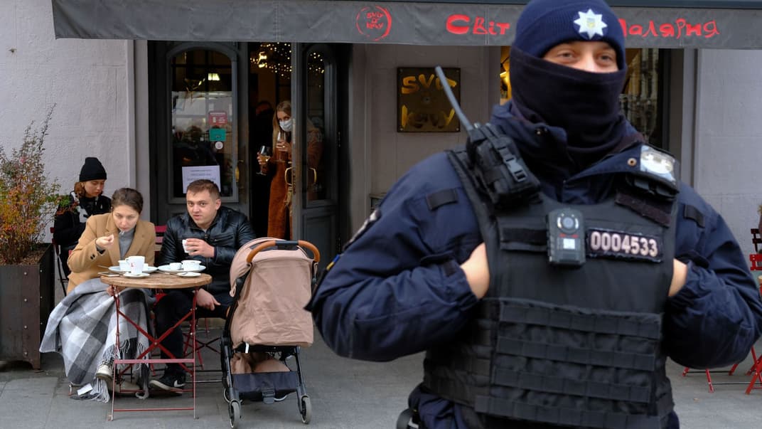 Поліцейський стежить за дотриманням постанови про карантин вихідного дня на одній із центральних вулиць Львова