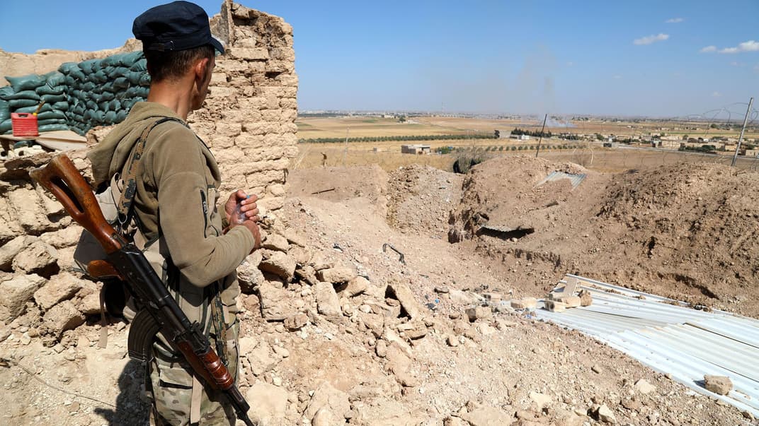 Боец СДС следит за сирийско-турецкой границей. Турция начала военную операцию в курдских районах после вывода войск США с севера Сирии, 7 октября 2019 года