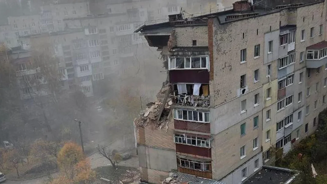 Зруйнована вибухом багатоповерхівка у Хмельницькому